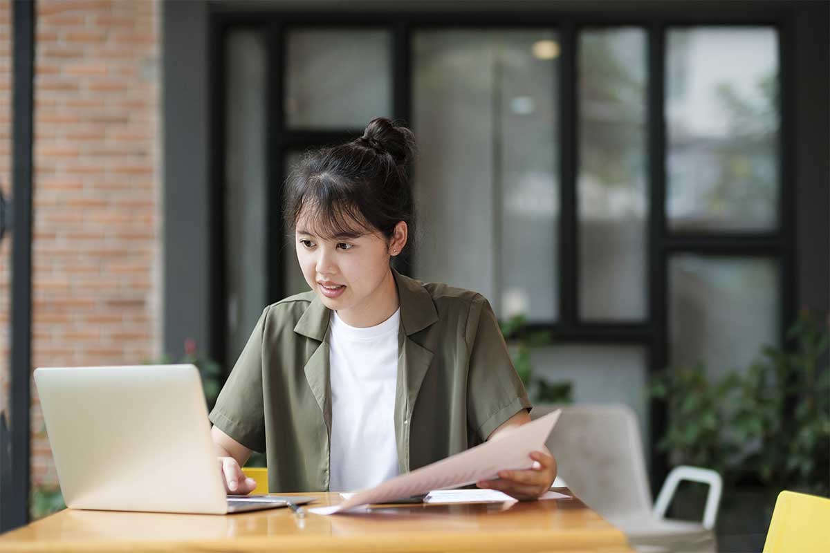 etudiant-en-train-de-rediger-rapport-stage