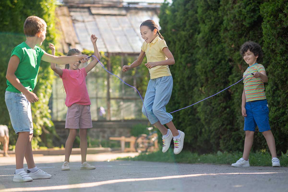jeunes-enfant-jouent-corde-a-sauter